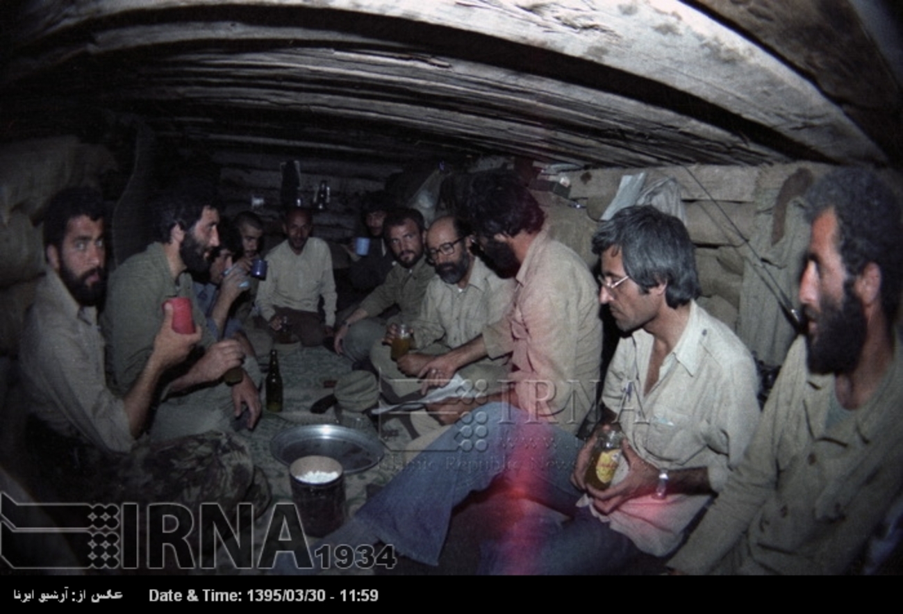 مصطفی چمران در جبهه های جنگ ایران با عراق در منطقه جنوب، حضور دارد.