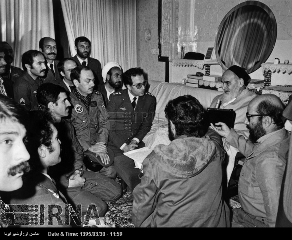 مصطفی چمران و فرماندهان نیروی هوایی با حضرت امام خمینی دیدار می کنند. 