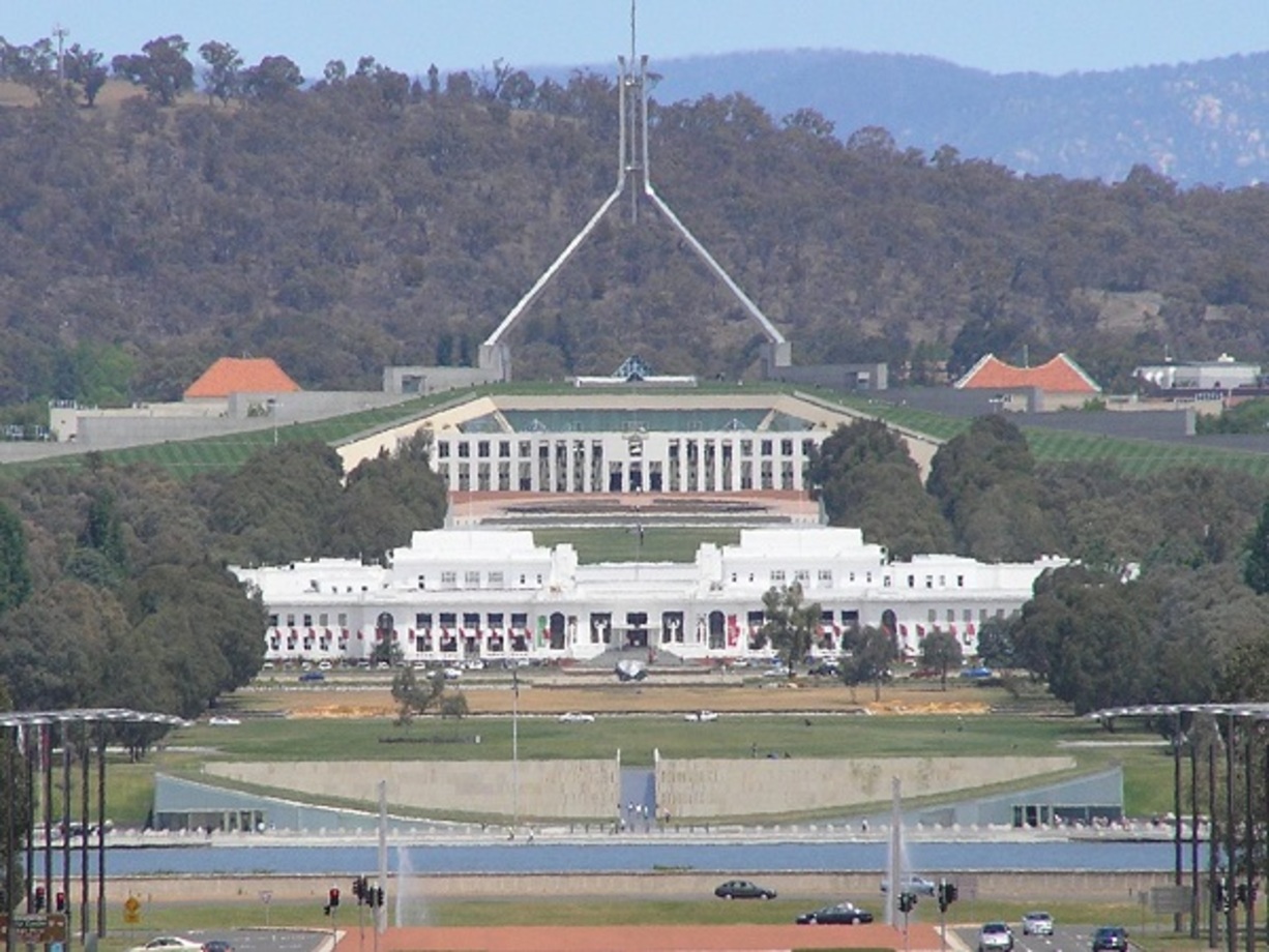 خانه‌ پارلمان، کانبرا – ۴.۲ میلیارد دلار (۲.۹ میلیارد پوند). خانه‌ی پارلمان استرالیا در ۱۹۸۸ با هزینه‌ی بیش از ۱ میلیارد دلار افتتاح شد. به پول امروز، این رقم به بیش از ۴ میلیارد دلار می‌رسد. این ساختمان ۴۷۰۰ اتاق دارد و سامانه‌ی روشنایی آن از انرژی خورشیدی نیرو می‌گیرد.