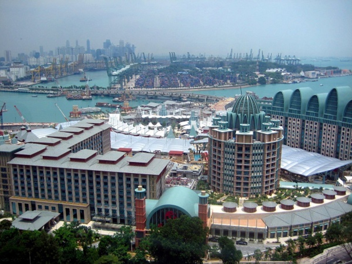 ریزورتس ورلد سنتوسا، سنگاپور – ۴.۵ میلیارد دلار (۳.۷ میلیارد پوند). ریزورتس ورلد سنتوسا، که یکی از اصلی‌ترین جاذبه‌های گردشگری در آسیا است، دارای یک پارک یونیورسال استودیوز، یک پارک آبی ادونچر کاو، و بزرگ‌ترین آکواریوم حیات دریایی است. اداره‌ی امور روزانه‌ی این ساختمان مستلزم به کارگیری بیش از ۱۰۰۰۰ کارمند است.