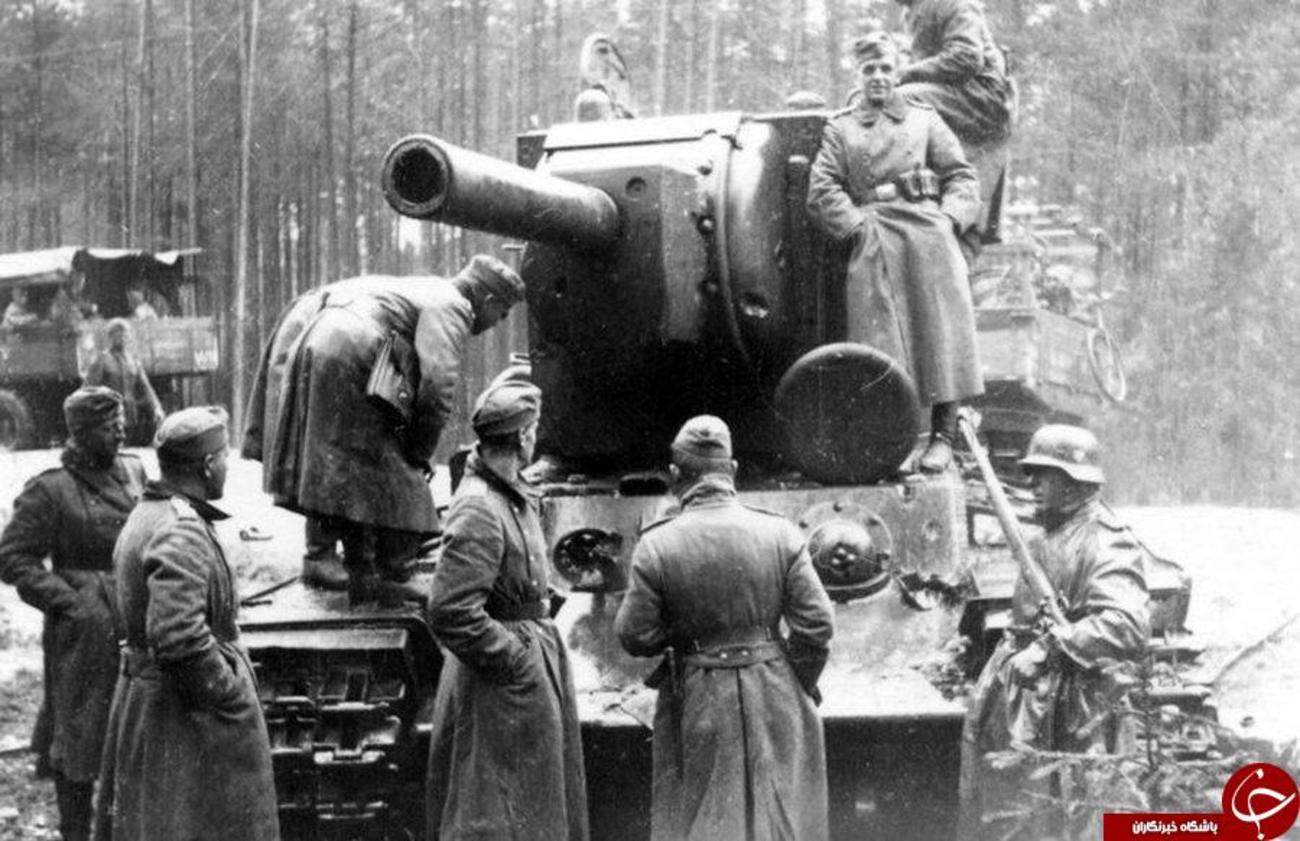 سربازان آلمانی در کنار تانک سنگین Kv-2 شوروی 