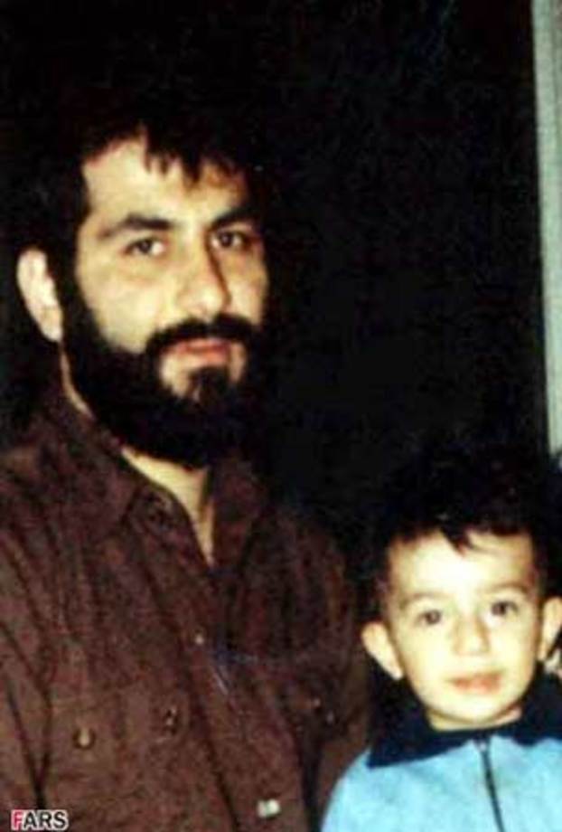 جاوید الاثر سید محسن موسوی، کاردار سفارت ایران در لبنان در کنار فرزندش
