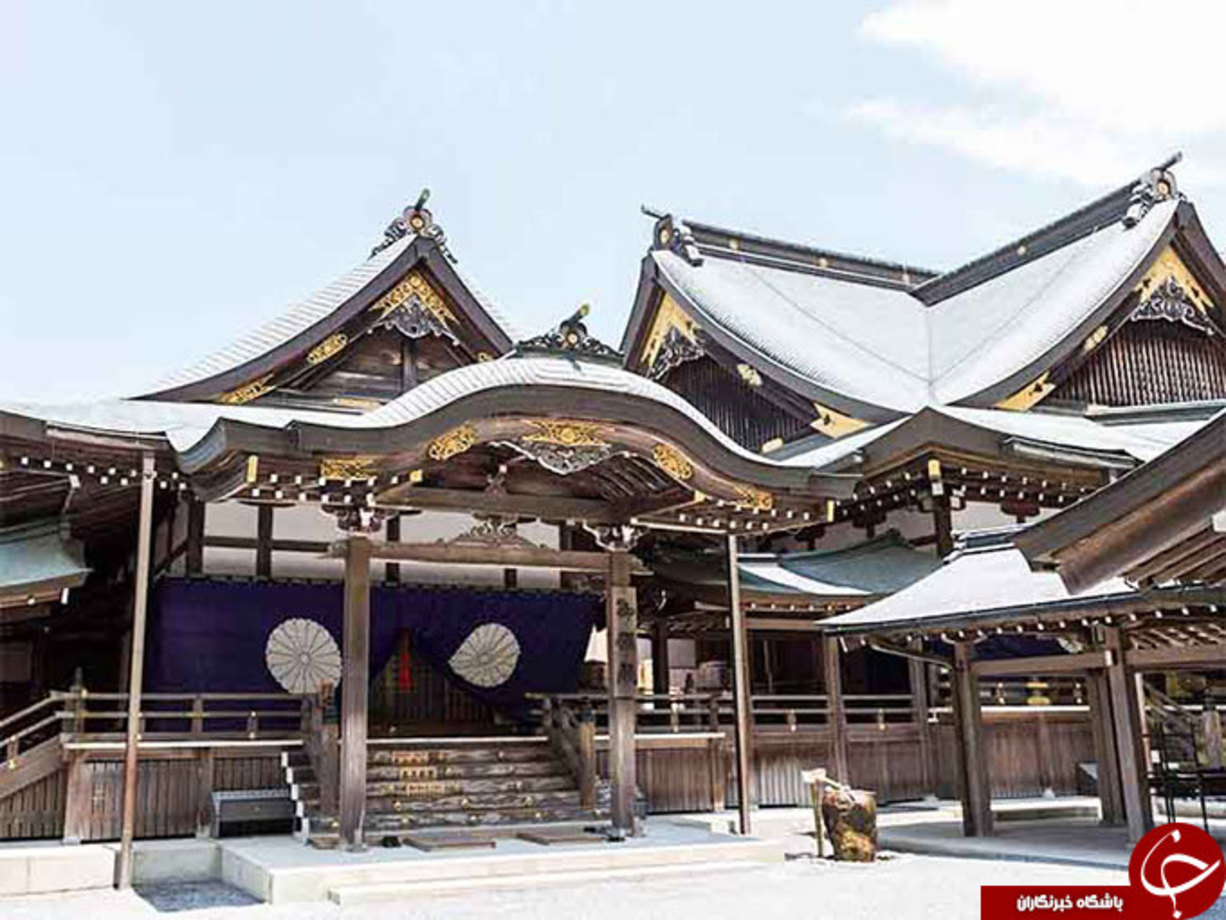 معبد ایسه گرند شراین (Ise Grand Shrine) - این مکان هر ۲۰ سال یکبار تخریب و دوباره از نو ساخته می‌شود قدمتش به قبل از میلاد باز می گردد و تنها خانواده های سلطنتی اجازه ورود به این مکان را دارند.