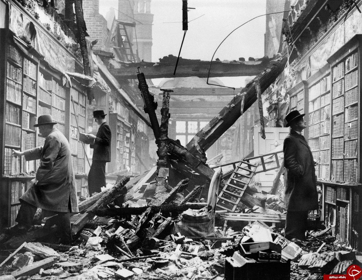 شیفتگان کتاب در حال مطالعه کتاب‌های یک کتابخانه که در بمباران جنگ جهانی دوم ویران شده است.
