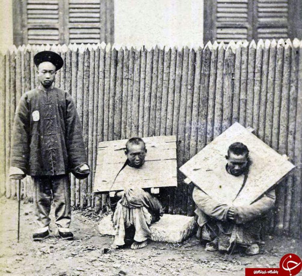 نگهبان زندان با دو زندانی نشسته با وزنه های حدود ۱۶ کیلوگرمی دور گردن.
 شانگهای، چین، ۱۸۷۴
