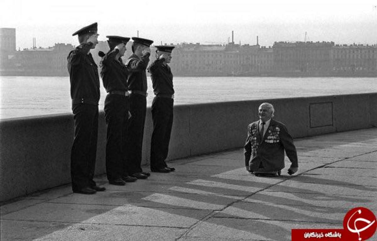 احترام نظامی سربازان به ژنرال روسی كه پاهايش را در جنگ جهانی دوم از دست داده بود.
 سال ۱۹۸۴