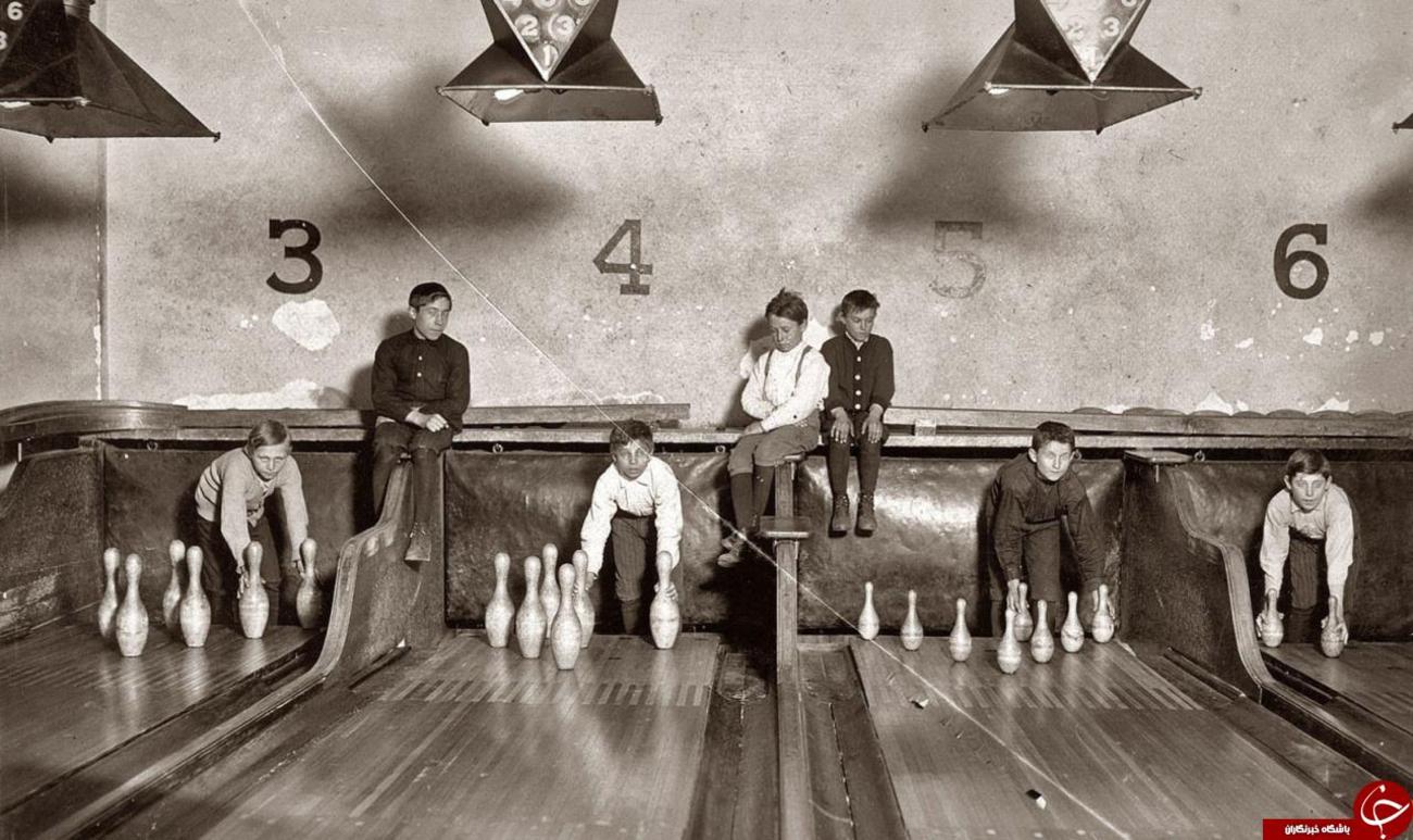 قبل از اختراع وسیله خودکار گذاشتن میله بولینگ، پسربچه‌ها این کار را می‌کردند.
سال ۱۹۱۴