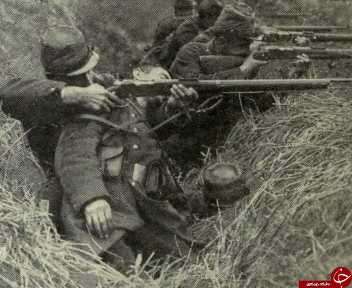 سرباز فرانسوی از بدن دوست کشته شده اش به عنوان سپر خود استفاده می کند! جبهه نبرد با آلمان؛ 1914