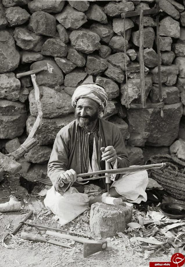 مرد نجار با وسایل اولیه نجاری و مته سوراخکاری و....
۱۹۰۰- فلسطین