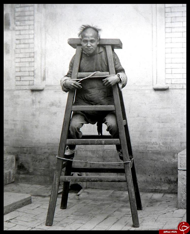 بازداشت گاه موقت به روش چینی. دست و پای متهم را به نردبان مخصوص می بستند تا زمان محاکمه نهایی متهم فرارسد. چین؛ ۱۸۸۰