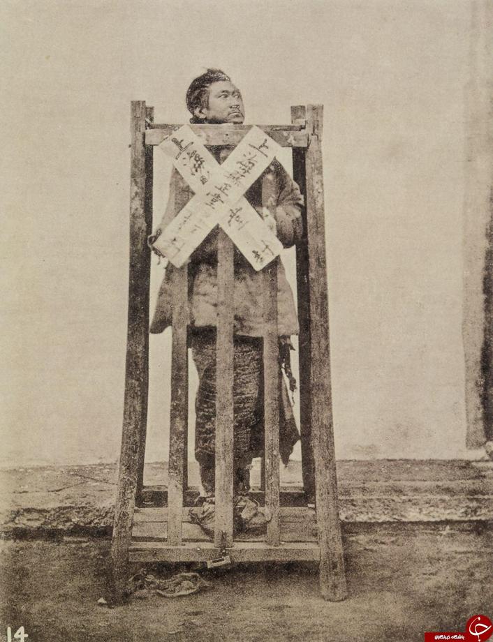 قفس مرگ در چین. زندانی آنقدر در این قفس میماند تا از گرسنگی و تشنگی از پای درآید. 1870