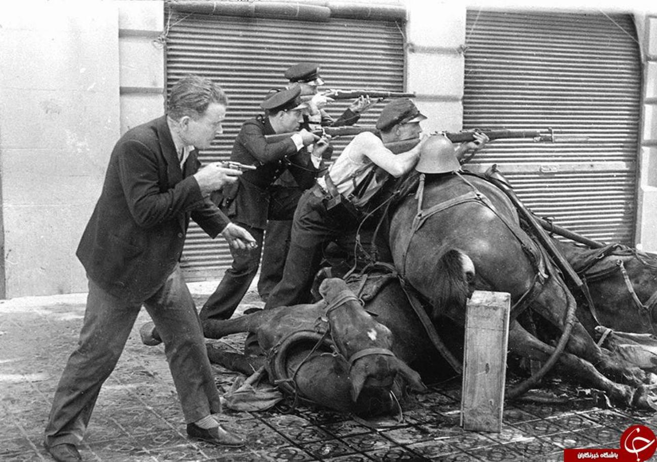 عکسی تکان دهنده و تاثر برانگیز از استفاده از حیوانات به عنوان سپر جنگی در جنگ های داخلی اسپانیا بارسلون، ۱۹ ژوئیه ۱۹۳۶