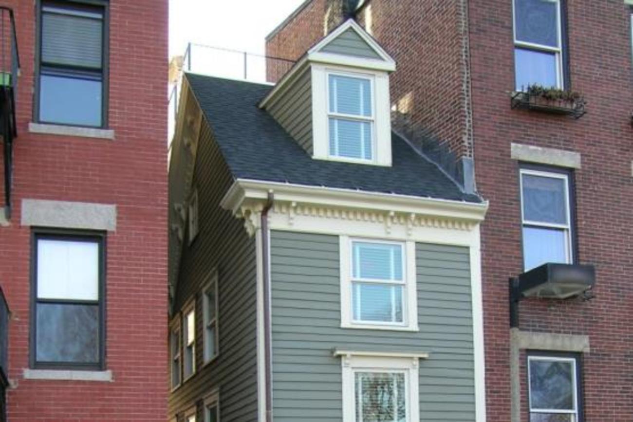 خانه ای در شهر بوستون در ماساچوست آمریکا: این باریک ترین خانه شهر بوستون محسوب می شود و عرض آن در بیشترین حالت به 10.4 فوت (حدود 300 سانتی متر) می رسد.