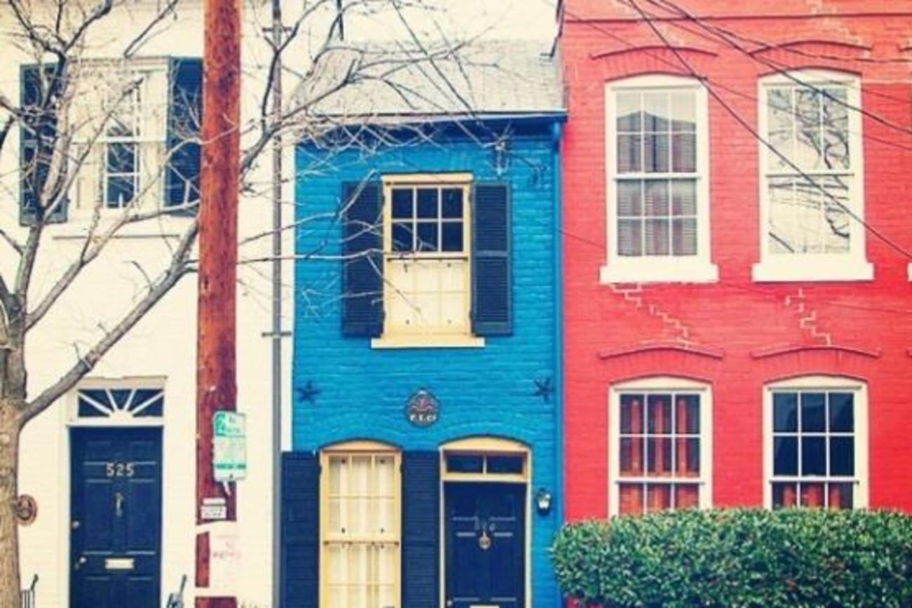 خانه ای در شهر الکساندریا در ایالت ویرجینیا: این خانه آبی رنگ در سال 1830 ساخته شده است.