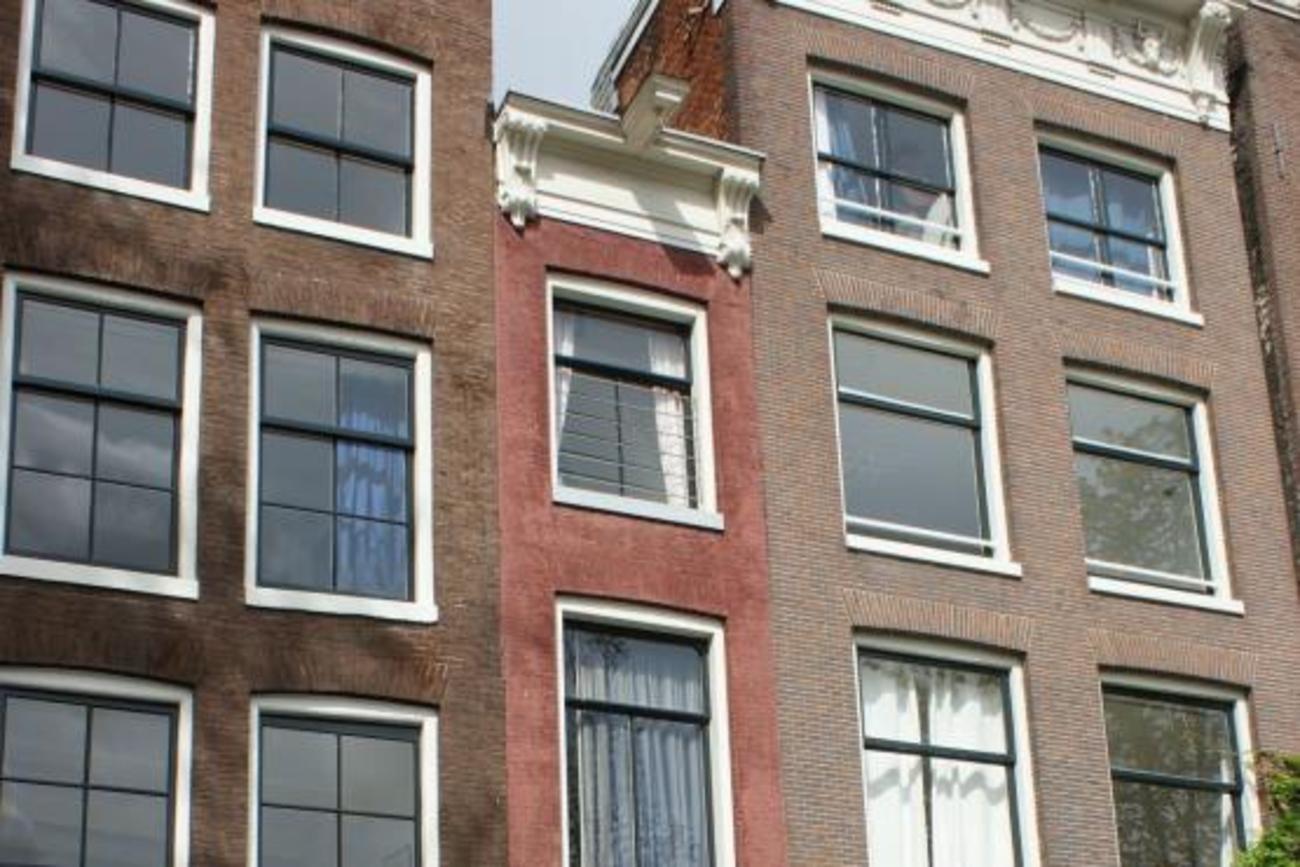 خانه ای در آمستردام، پایتخت هلند: این ساختمان باریک ترین خانه ی آمستردام محسوب می شود و عرض آن کمتر از 6 فوت (180 سانتی متر) است. همانند بقیه خانه ها داخل این خانه بزرگتر از نمای بیرون آن است.