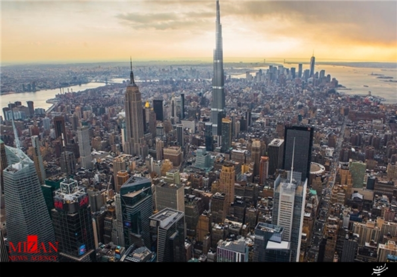 برج خلیفه با 2722 فوت بلندترین ساختمان جهان محسوب می‌شود. اگر این برج به آمریکا منتقل می‌شد، 1000 فوت از برج‌های دوقلوی ساختمان تجارت جهانی و 1300 متر از ساختمان ایالتی ایمپایر بلندتر بود
