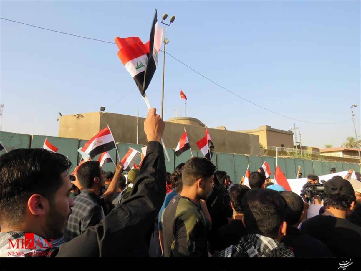 تجمع اعتراض آمیز شهروندان عراقی در محکومیت دخالت نظامی ترکیه در مقابل سفارت این کشور در بغداد