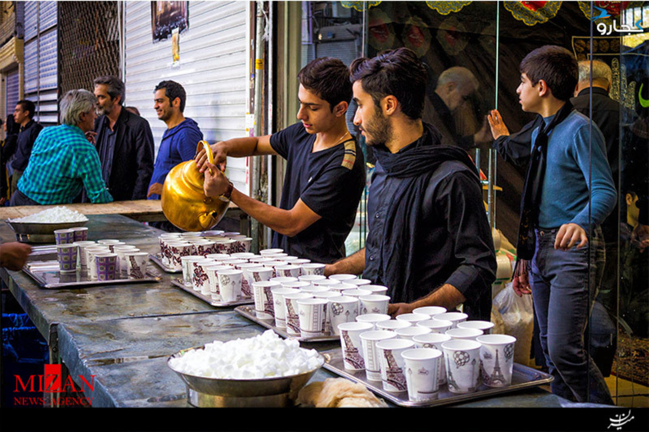 در بازار و نقاط مختلف شهر انواع نذری مثل نوشیدنی و غذا به عزاداران حسینی عرضه می‌شود.