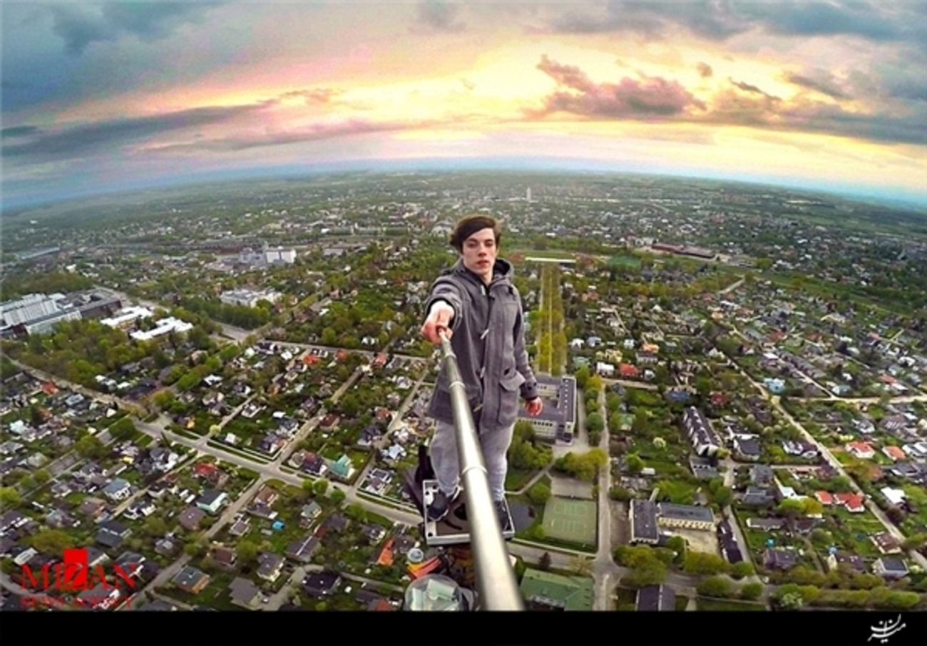 «اِروین پونکار» با استفاده از دسته مخصوص سلفی در بالای برج تلویزیون در شهر تارتو استونی در ارتفاع 183 متری عکس گرفته است