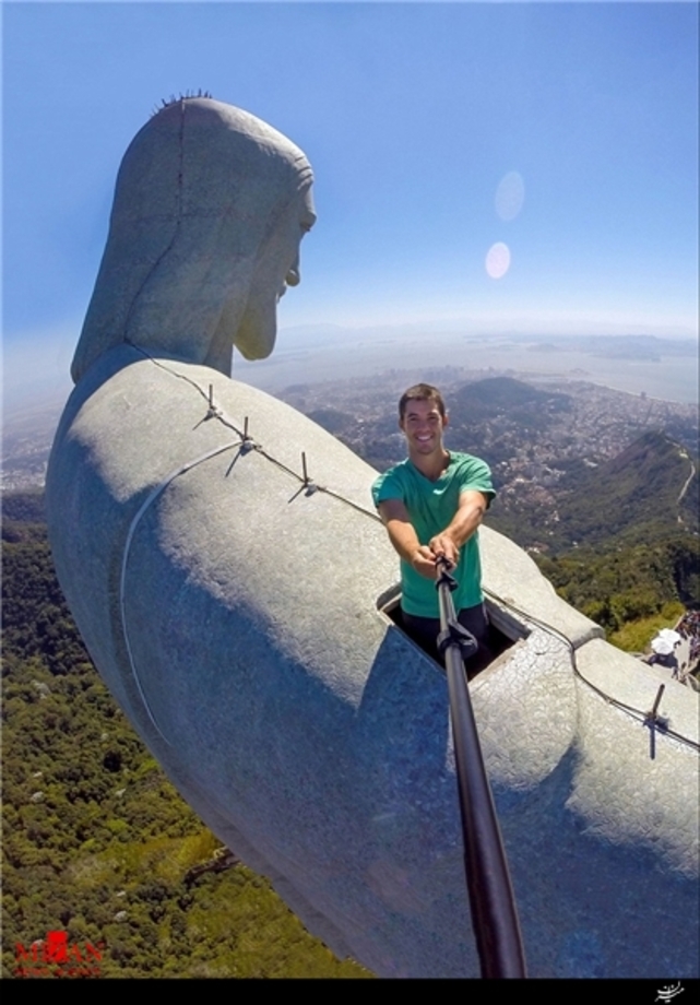 «تیاگو کورِرا» از بازوی مجسمه حضرت مسیح در شهر ریودوژانیرو برزیل در ارتفاع 38 متری عکس سلفی گرفته است