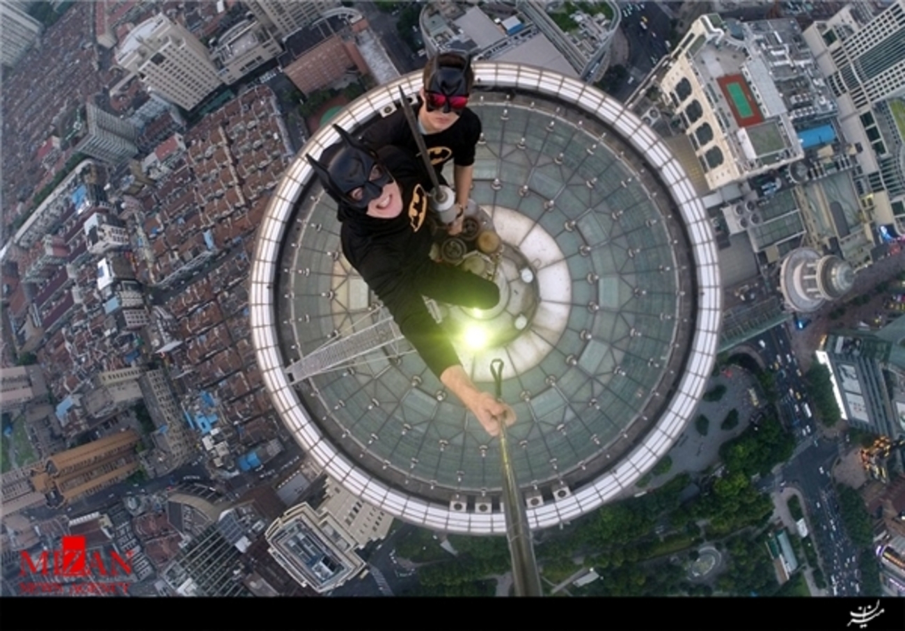 «ولادیمیر سیدوروف» و «ایوان کوزنسوف» که خود را بَتمن روسیه می‌نامند، در ارتفاع 420 متری برج شانگائو در چین عکس سلفی گرفته‌اند
