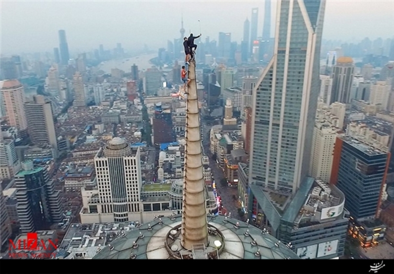 عکس «ولادیمیر سیدوروف» و «ایوان کوزنسوف» در حال بالا رفتن از برج شانگائو