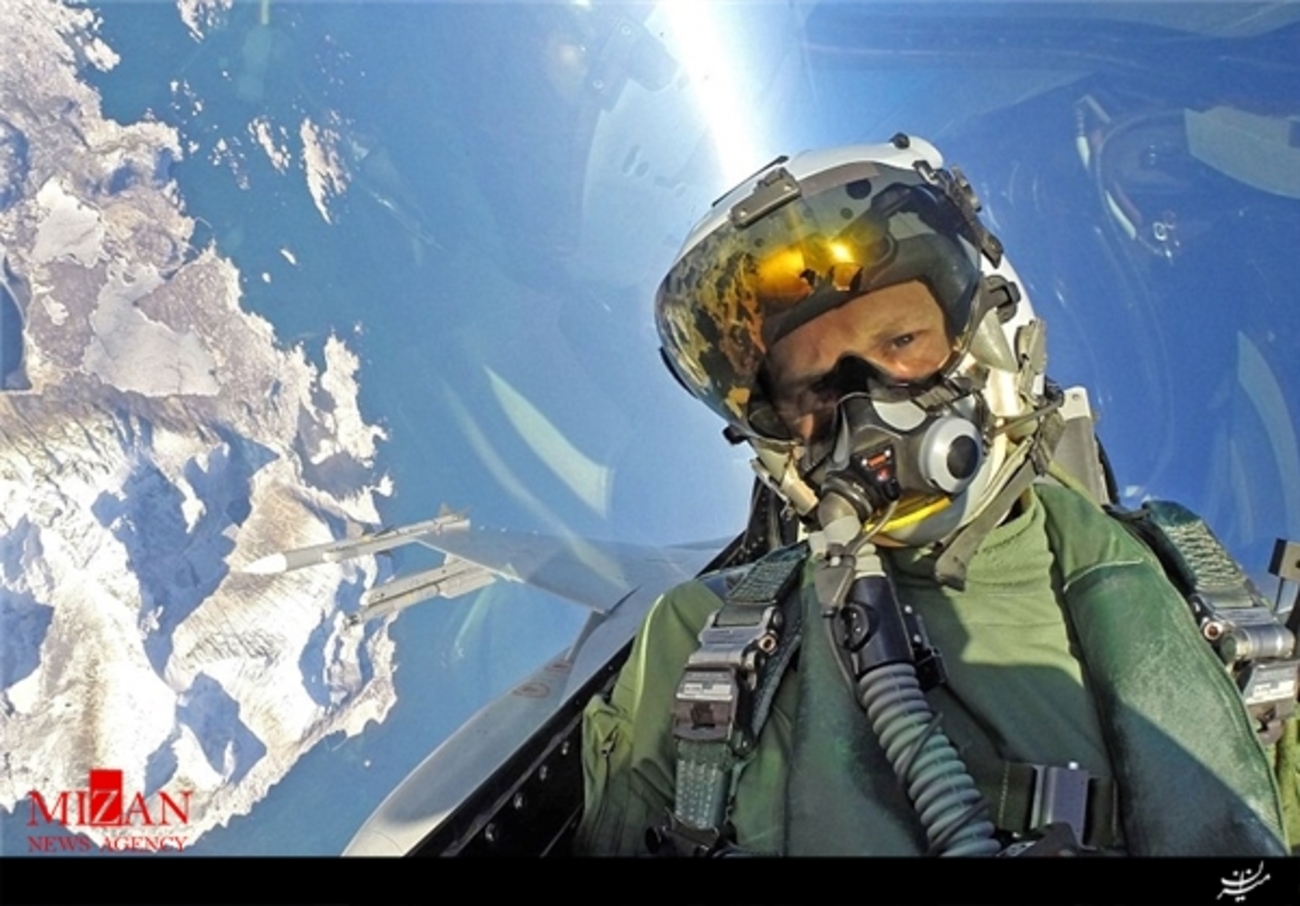 خلبان نروژی هواپیمای جنگنده F-16 در شمال این کشور در حال گرفتن عکس سلفی