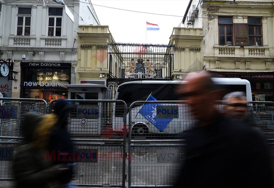 یورش معترضان به ساختمان کنسولگری هلند در استانبول/پرچم هلند پایین کشیده شد+تصاویر
