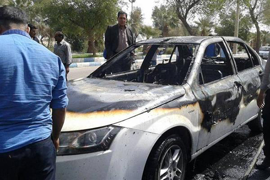 شهروندی که خودروی خود را جلوی شرکت آتش زد