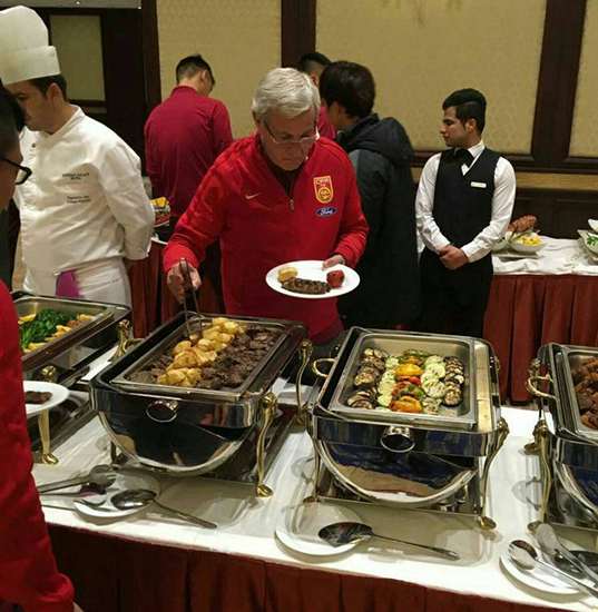 سرمربی چین به غذاهای ایرانی علاقه نشان داد