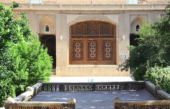 معمارى عهد قاجار را در خانه لارى‌ها