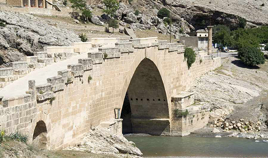‏ده پل قدیمی که امروزه هنور مورد استفاده قرار میگیرند