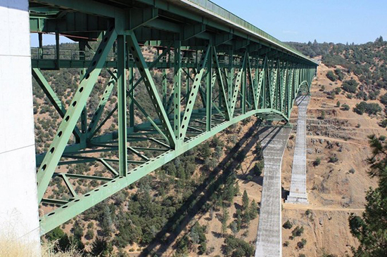 زنده ماندن زنی پس از سقوط از روی بلندترین پل کالیفرنیا
