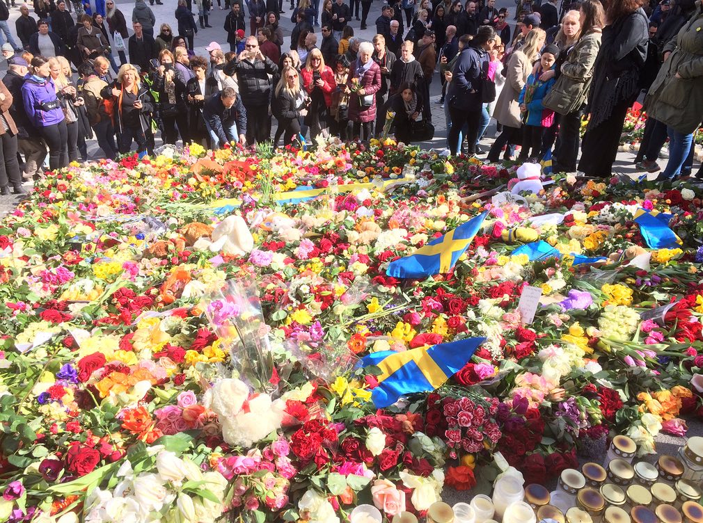ادای احترام مردم استکهلم به قربانیان حمله تروریستی