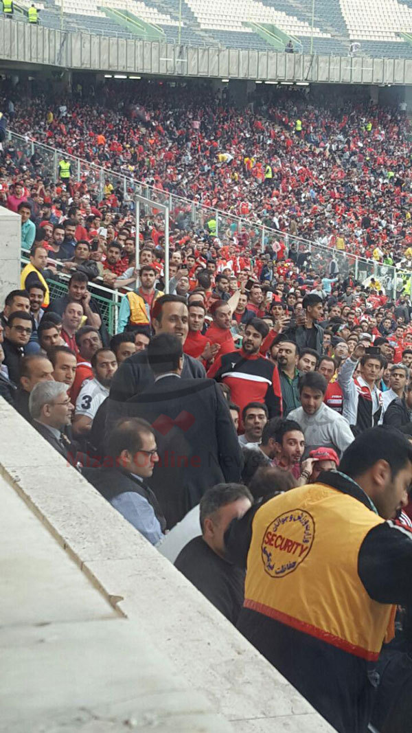 حضور تاج، کریمی، طاهری و هوادارن رضاییان در ورزشگاه/ گرانی بلیت، مانع پر شدن استادیوم آزادی+ عکس