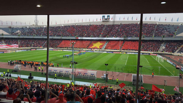 حضور تاج، کریمی، طاهری و هوادارن رضاییان در ورزشگاه/ گرانی بلیت، مانع پر شدن استادیوم آزادی+ عکس