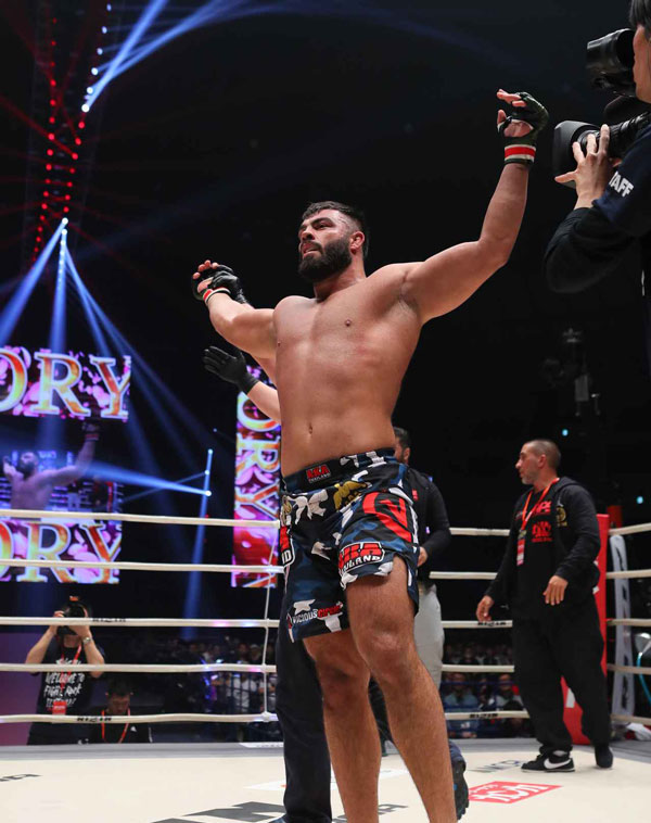 درخشش علی‌اکبری در MMA/ وقتی ستاره ایرانی حریفش را ناک‌اوت کرد + عکس