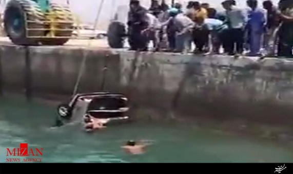 غرق‌شدن پژو ۴۰۵ در بندر لنگه و نجات راننده توسط مردم 