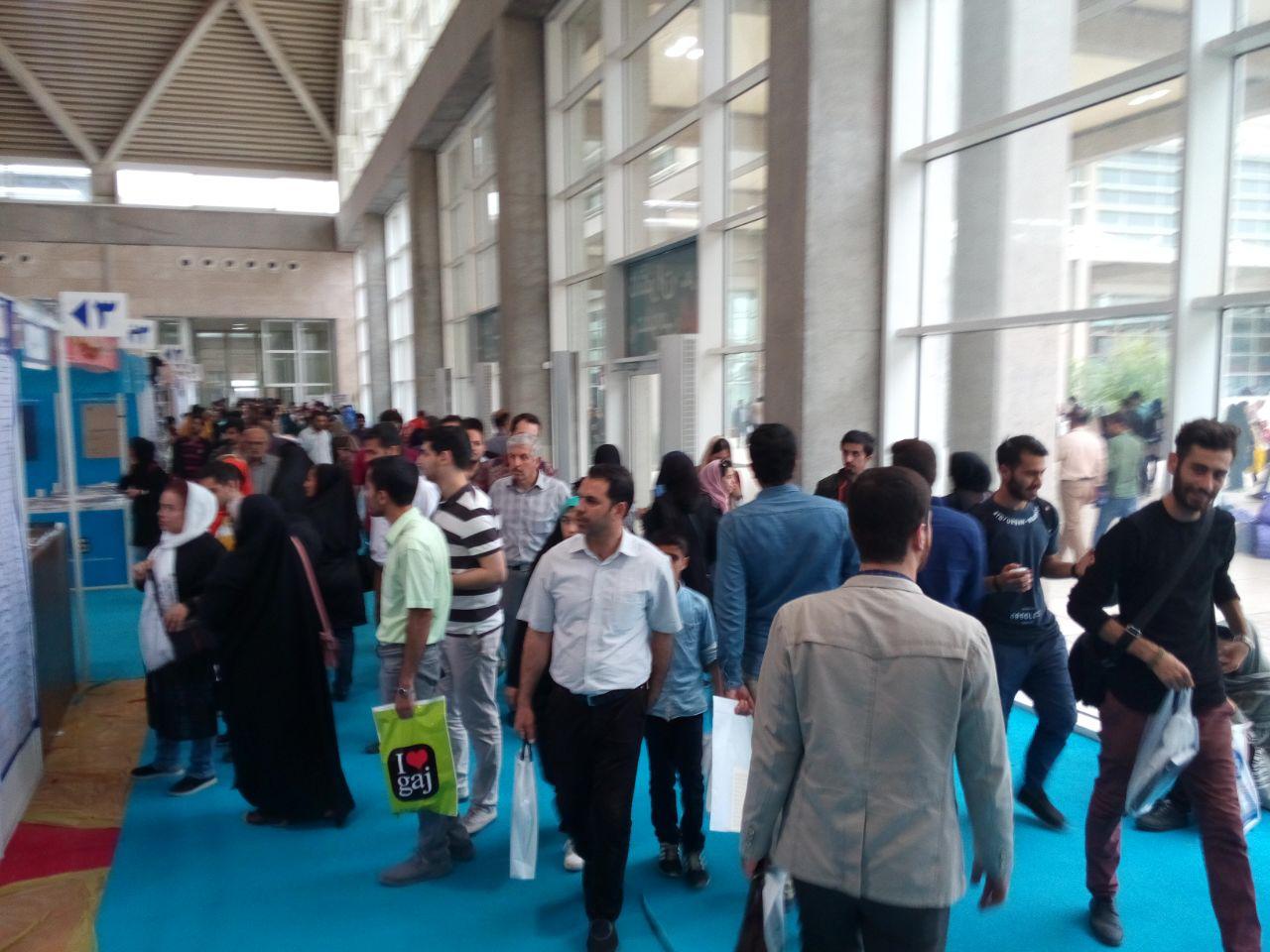 استقبال مردم از دومین روز نمایشگاه کتاب تهران/نارضایتی از نبود استراحتگاه