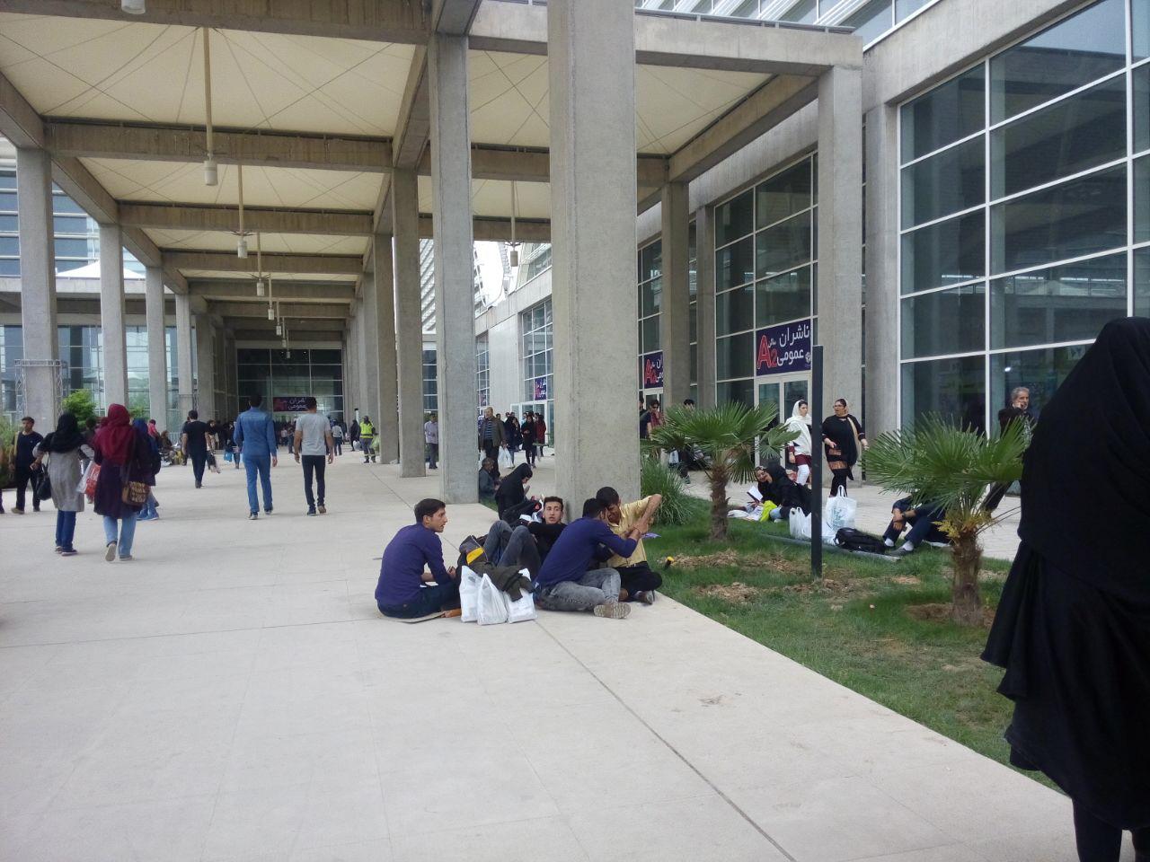 استقبال مردم از دومین روز نمایشگاه کتاب تهران/نارضایتی از نبود استراحتگاه