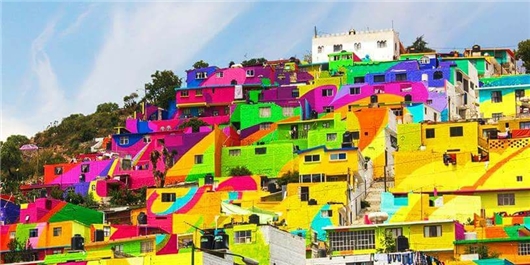نگاهی به خانه‌های رنگی در دامنه کوه‌های 