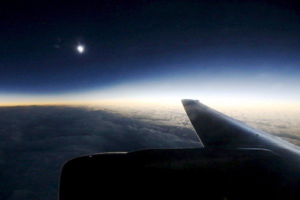 رصد خورشید گرفتگی از هواپیما/اخترشناسان از سایه ماه عقب می‌مانند