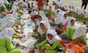 نوآموزان تهرانی در مدرسه صبحانه می خورند/تمرین احترام به پرچم ملی در مدارس ابتدایی پایتخت