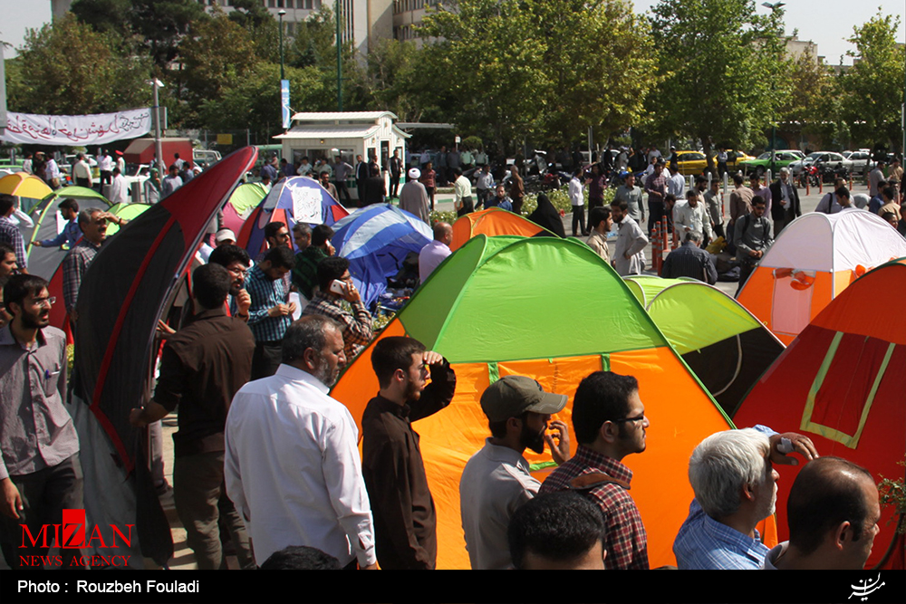 جمع‌شدن تحصن دانشجویان مخالف برجام در مقابل مجلس +تصاویر