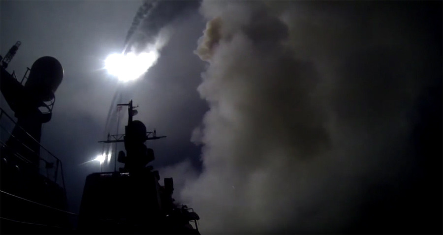 کشتی‎های جنگی روسیه زیرساخت‎های داعش را در سوریه بمباران کردند/آغاز عملیات زمینی ارتش سوریه در 