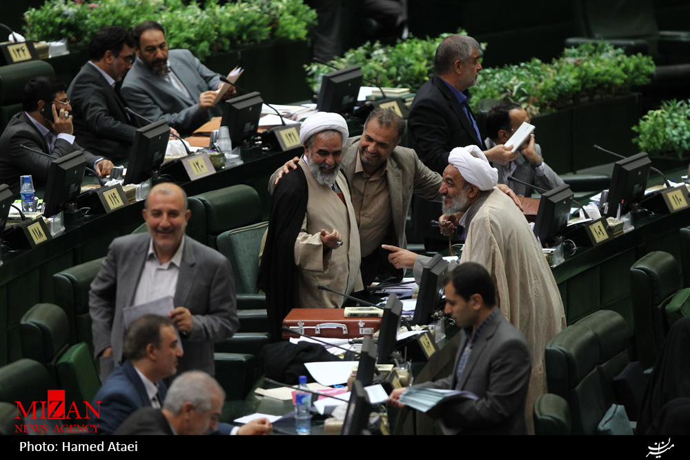خوش و بش حسینیان با جلالی و آقاتهرانی در صحن علنی مجلس+عکس