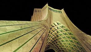 نشت آب  و ریزش سقف برج آزادی در پی بارندگی‌های اخیر تهران