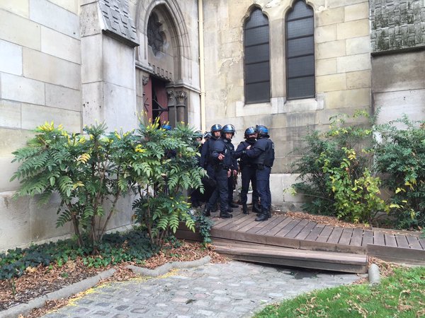 داعش یک کلیسا در پاریس را تسخیر کرد/تلاش پلیس برای شکستن دربهای کلیسا/بازداشت 7 نفر توسط نیروهای امنیتی/زن انتحاری خود را منفجر کرد/آمار تلفات انفجارهای امروز : 3 کشته و 5 زخمی/ارتش به شمال فرانسه اعزام شد+عکس و فیلم حمله جدید داعش