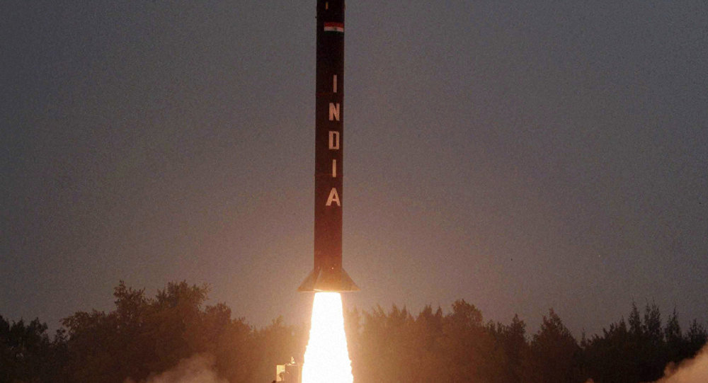 هند یک موشک با قابلیت حمل کلاهک هسته‎ای آزمایش کرد+عکس