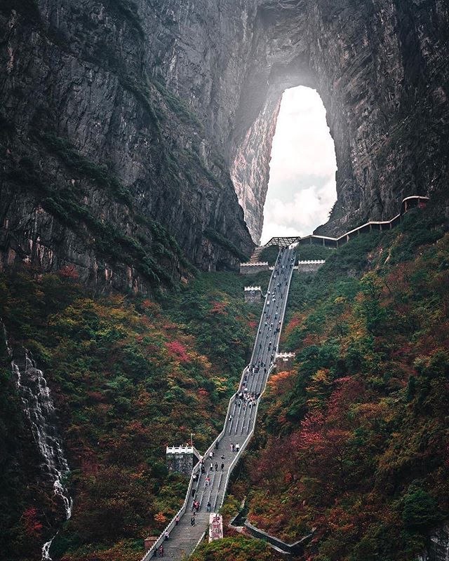 نمایی دیدنی از یک کوه در چین +عکس
